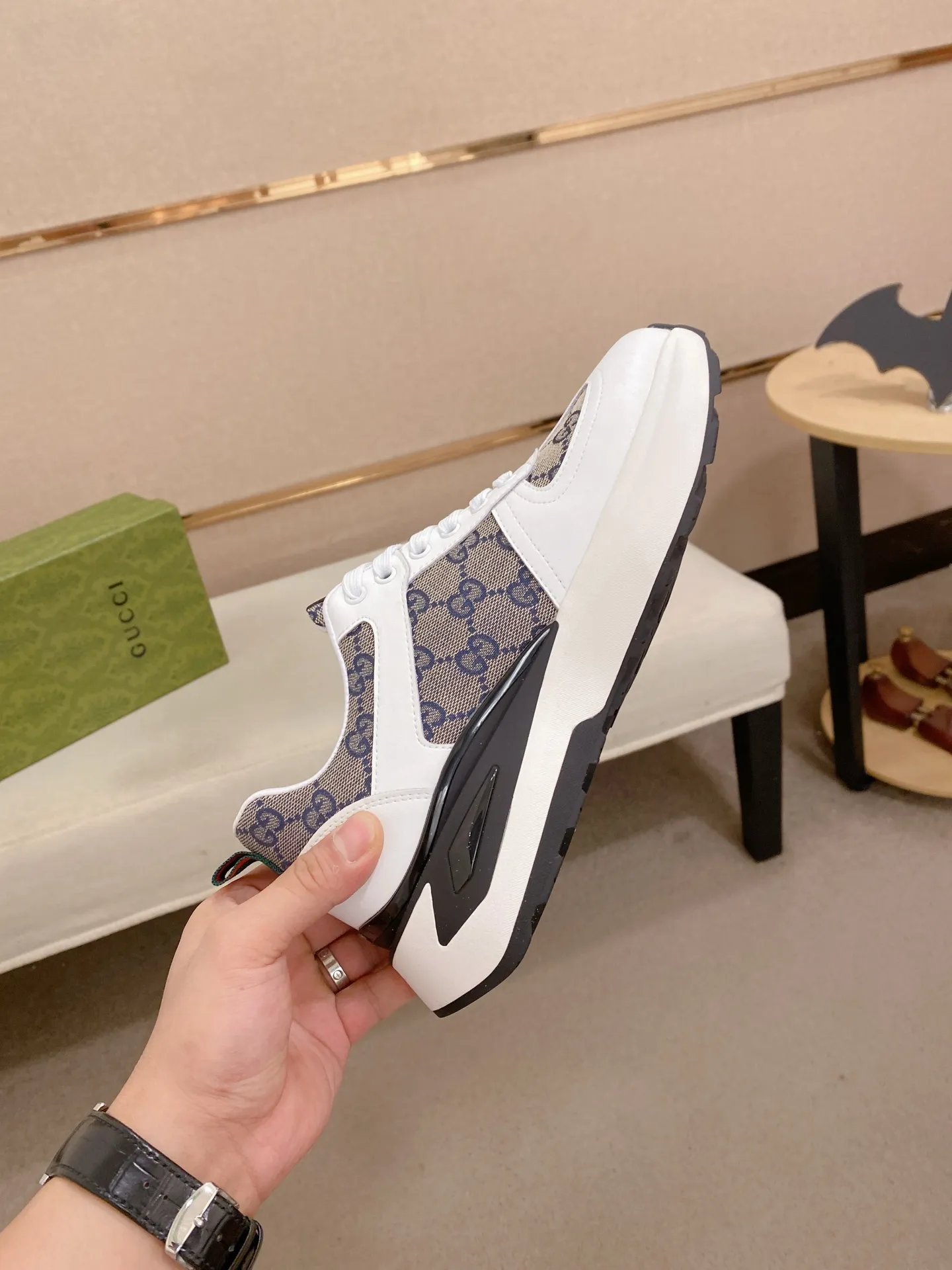 Factory price 462💰New GUCCI (Gucci) counters are launched simultaneously, new men's shoes, 😘fabrics are selected imported cowhide, lining: sheepskin lining. 👍🏿 High-end ☄️ air-cushion molded anti-slip rubber outsole, exquisite lines, simple and elegant, comfortable and high-end for leisure travel. Code number: 38 to 44 (45 can be customized and cannot be returned or exchanged)